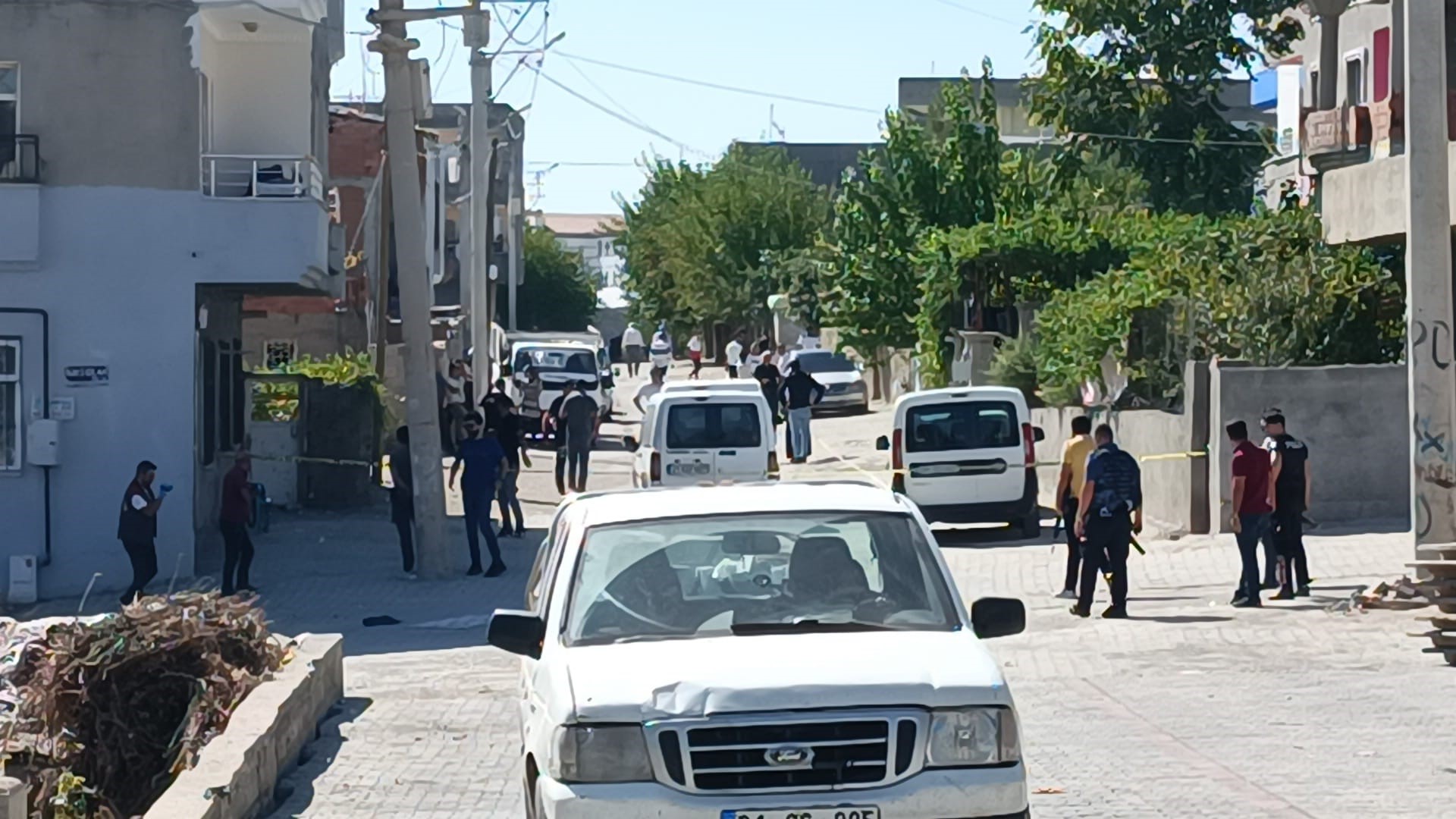 Husumetli iki aile arasında çıkan taşlı, sopalı, silahlı kavga: Yaralılar var