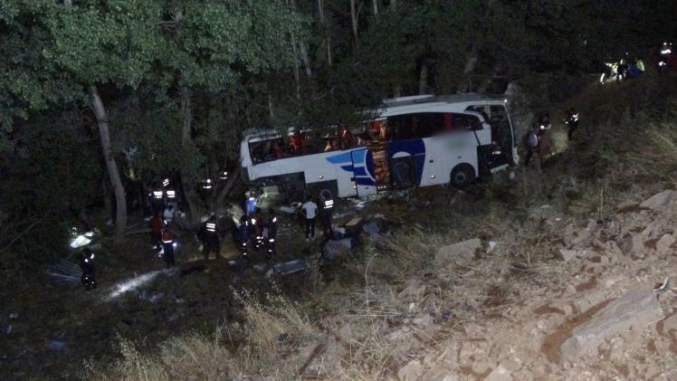 Yolcu otobüsü şarampole uçtu: 12 ölü, 20 yaralı