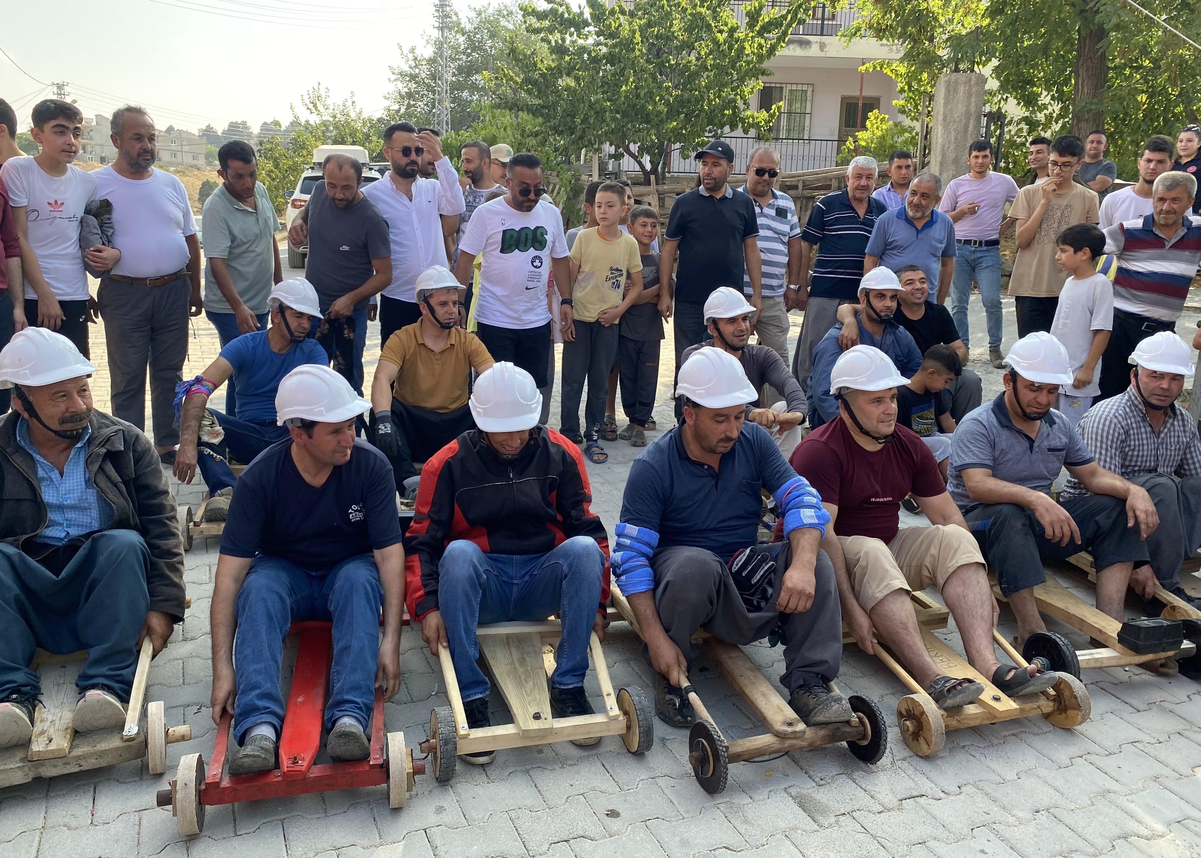 Köylüler el yapımı tahta araçlarla yarıştı