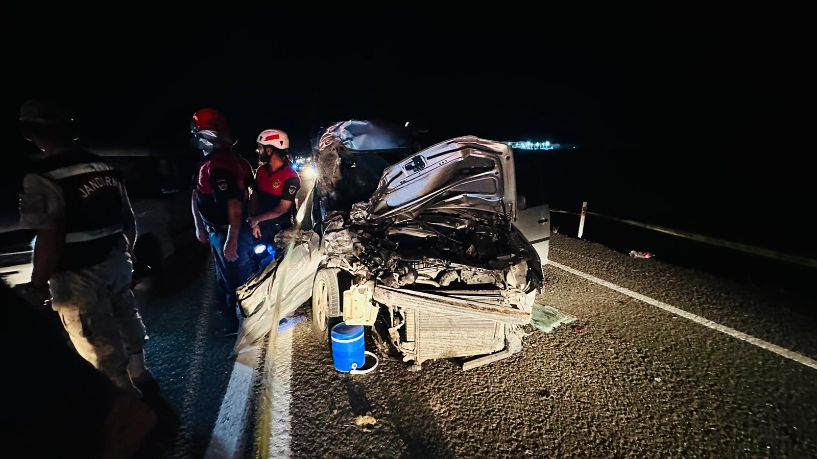 Hafif ticari araç traktöre arkadan çarptı: 1 ölü, 3 yaralı