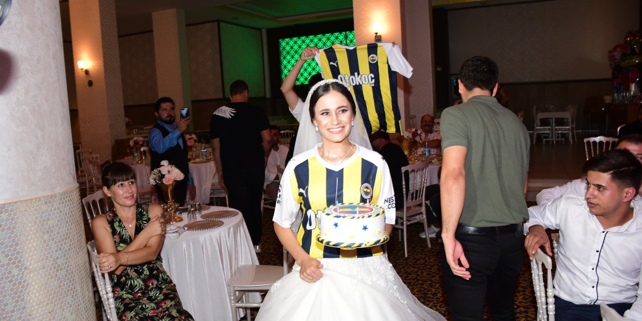 Gelinden damada düğünde Fenerbahçe forması ve marşla doğum günü sürprizi