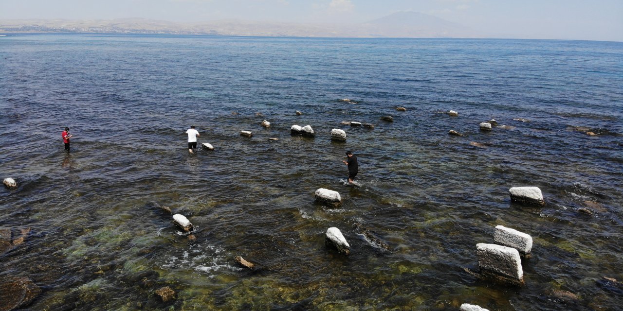 Van Gölü’nde sular çekildi, asırlık toplu mezar alanı ortaya çıktı