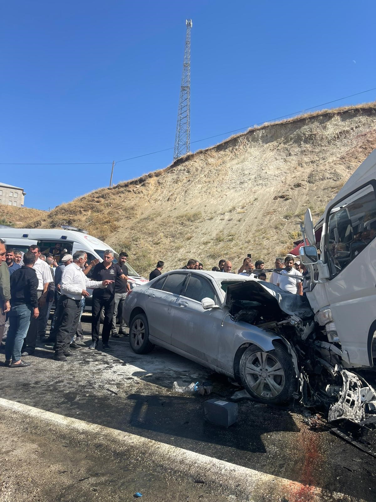 Otomobille kamyonet çarpıştı: 2 ölü, 2 yaralı