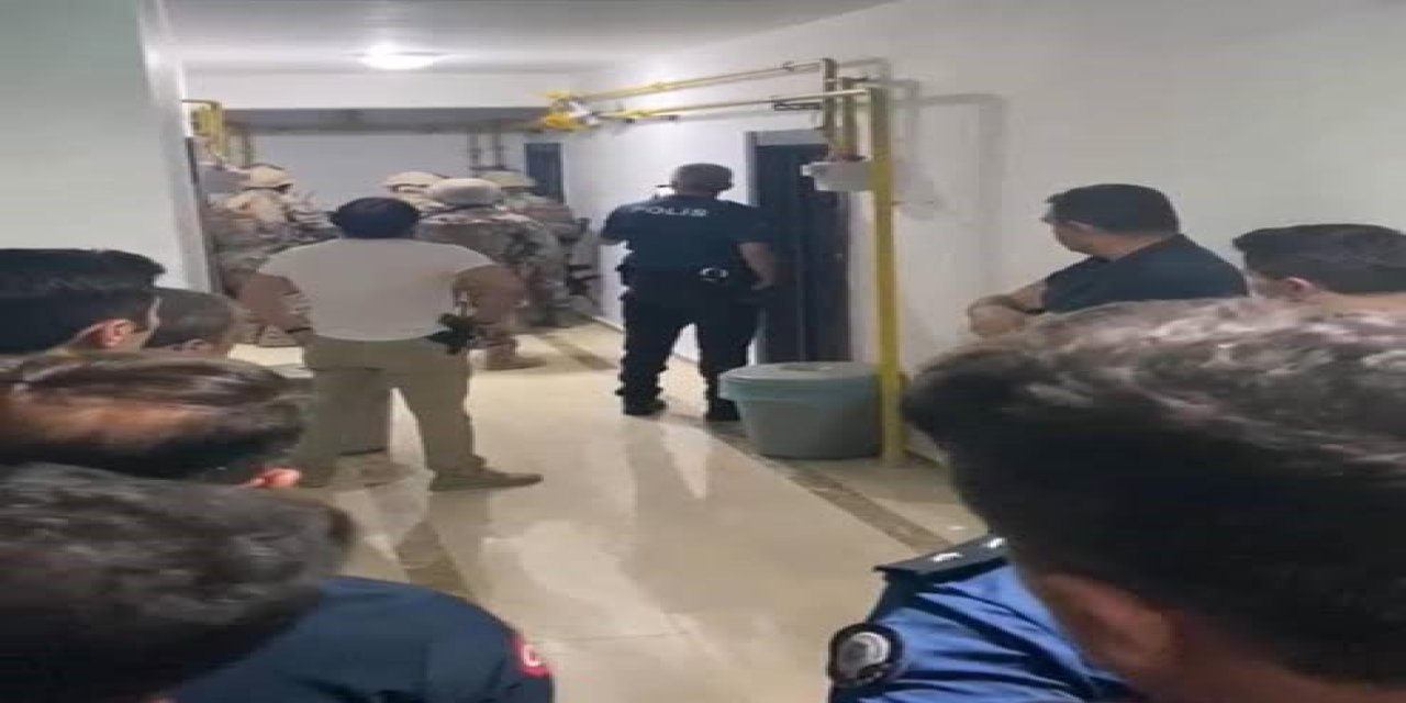 Boşanma aşamasındaki eşinin dairesine giren kişi önce evi ateşe verdi sonra intihar etti