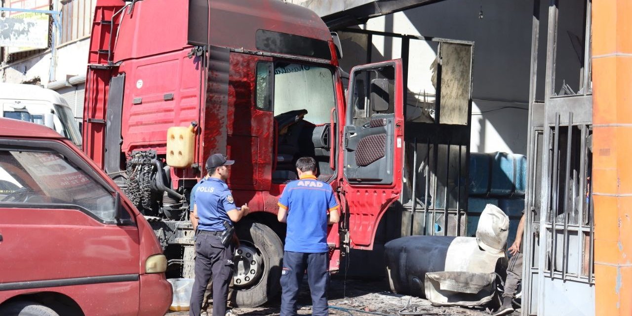 Tırın yakıt deposu patladı: 1’i ağır 2 yaralı