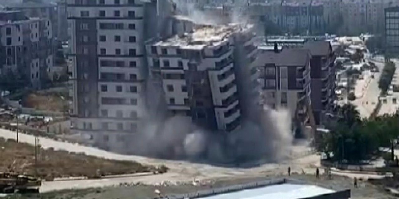 13 katlı binanın kağıt gibi yerle bir olduğu anlar kamerada
