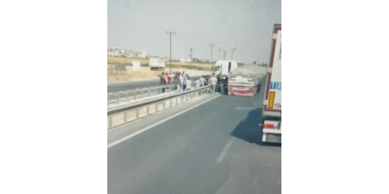 3'ü çocuk 6 kişinin bulunduğu araca tır çarptı