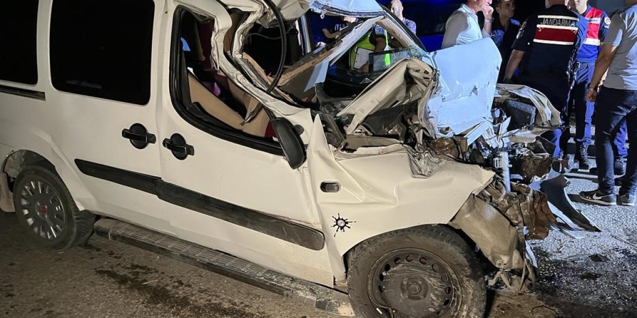 Hafif ticari araç arıza yapan hafriyat kamyonuna çarptı: 1 ölü