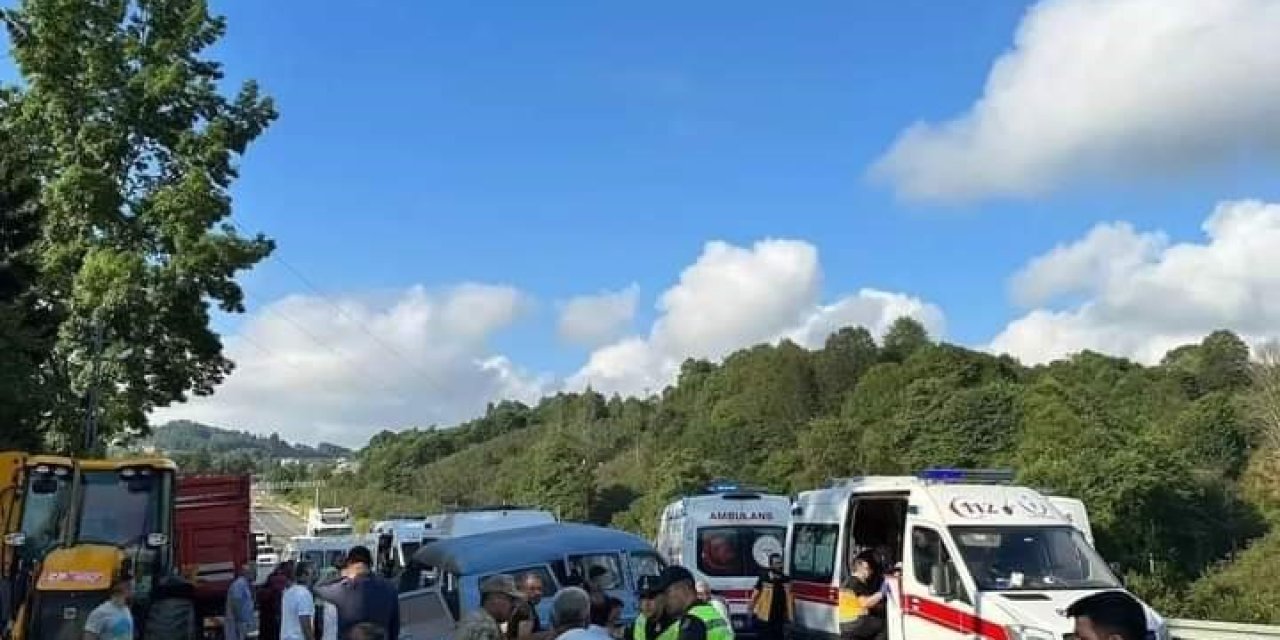 2 minibüs çarpıştı: 15 yaralı