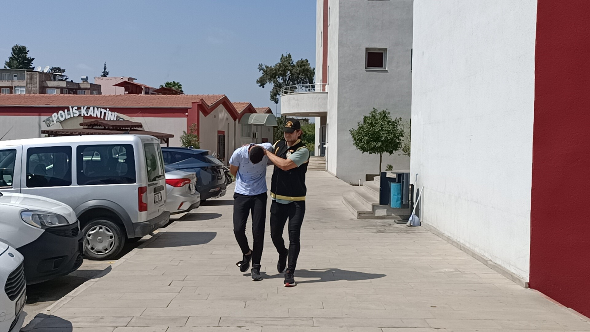 Uyuşturucu kullanıp annesini döven babasını öldürdü