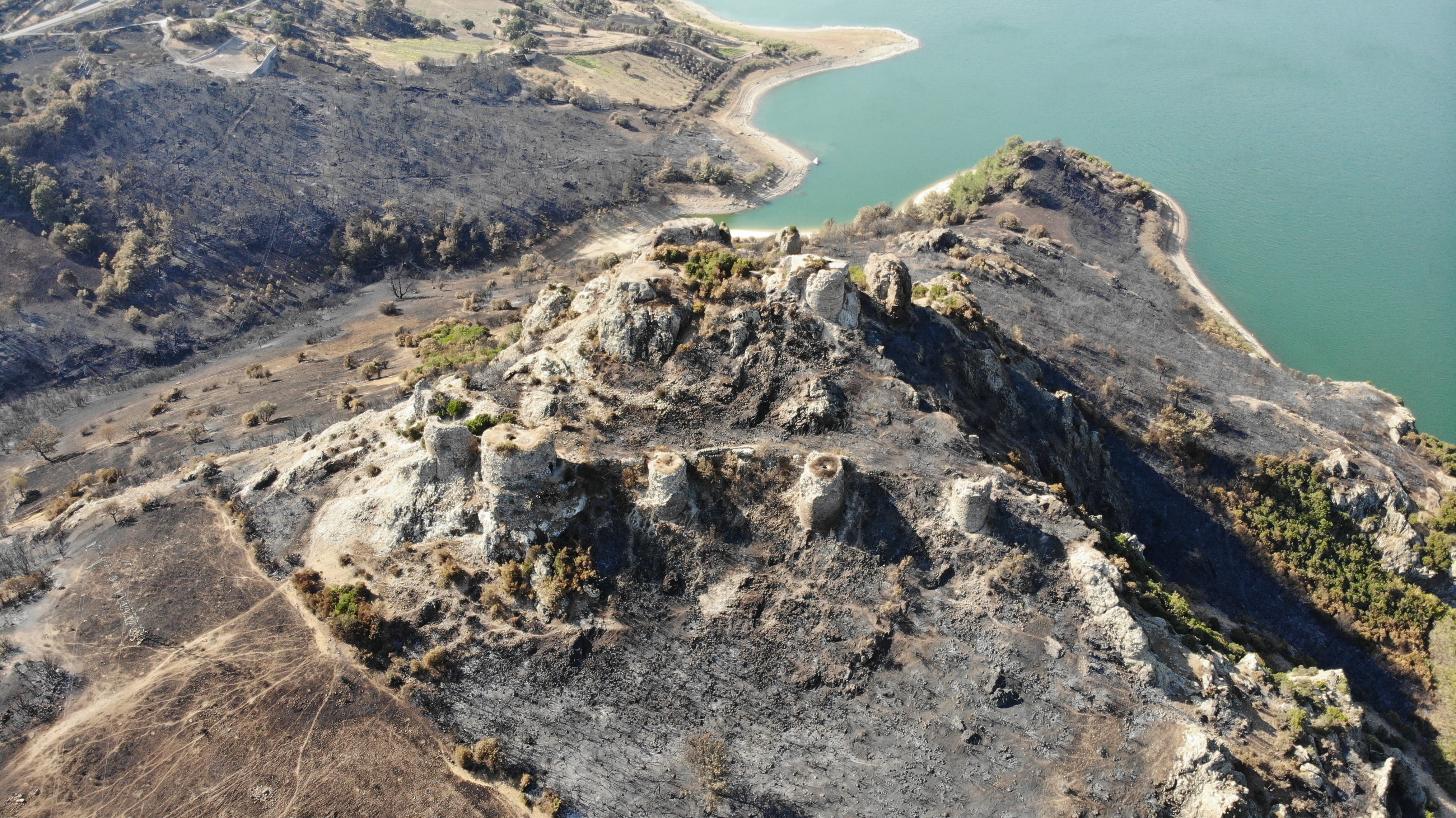 Çanakkale'de 2 bin 500 yıllık tarihi kale de alevlerden etkilendi