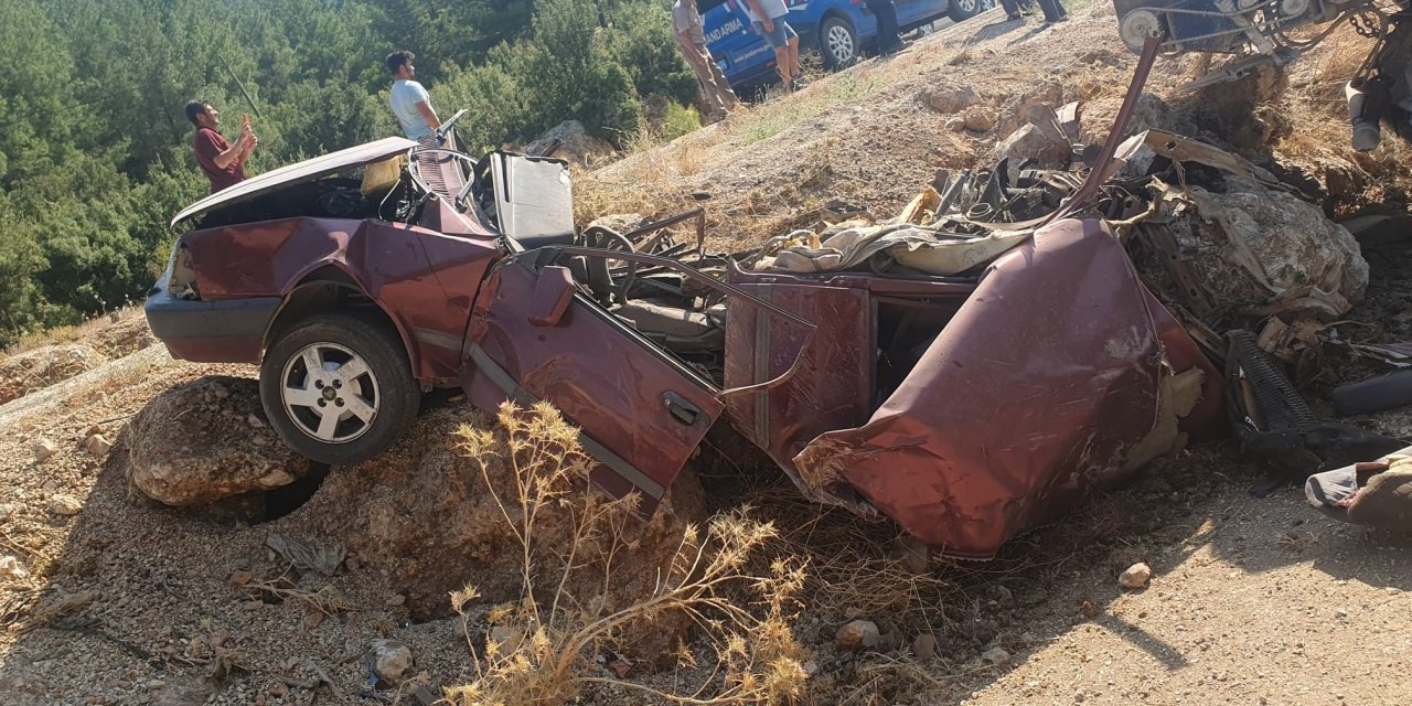 Kamyonla çarpışan otomobil hurdaya döndü: 1 ölü, 1 ağır yaralı