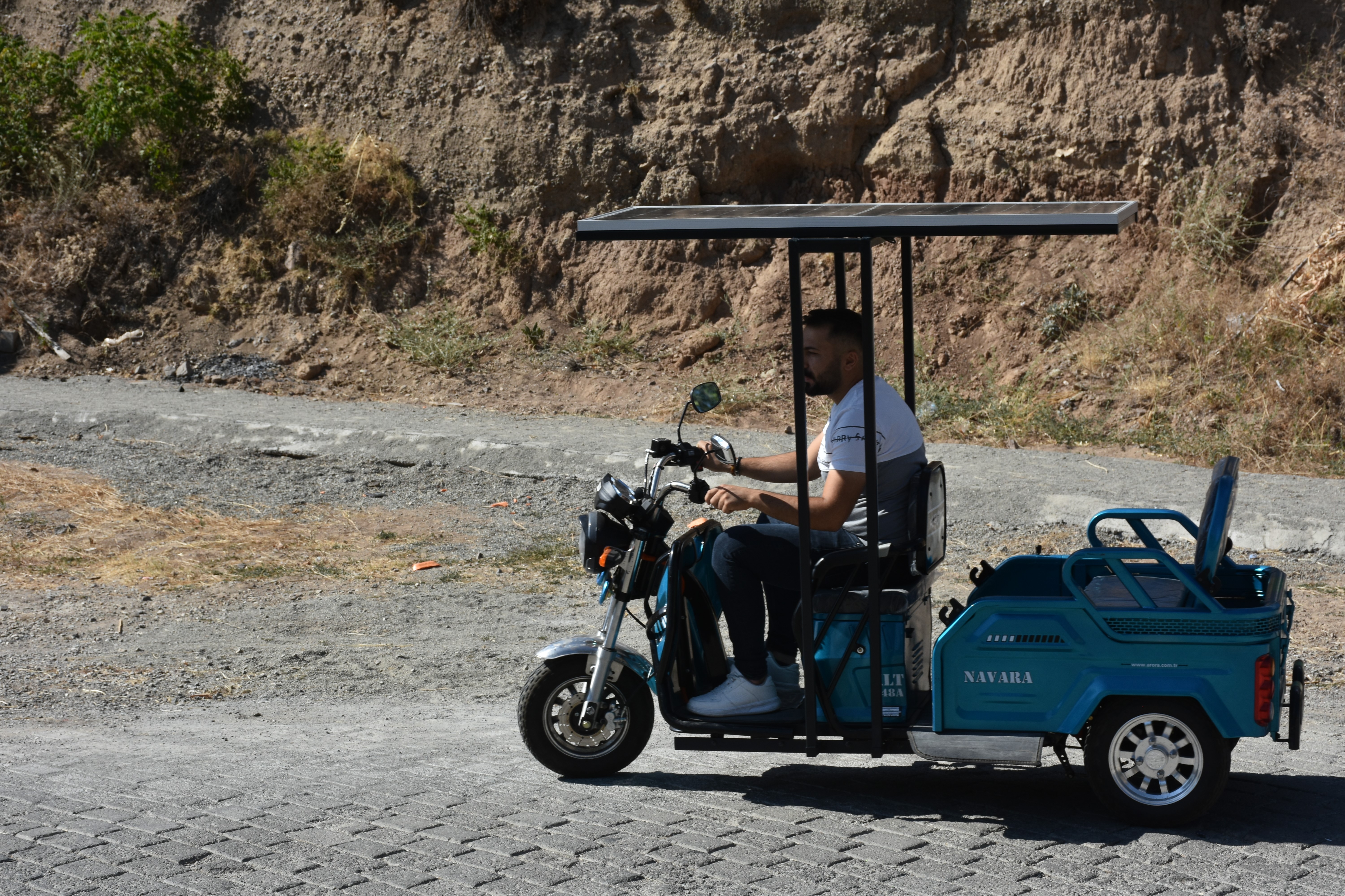 Elektrikli scooter'ı güneş enerjisi ile çalışır hale getirdi, pil ömrünü 8 yıl uzattı