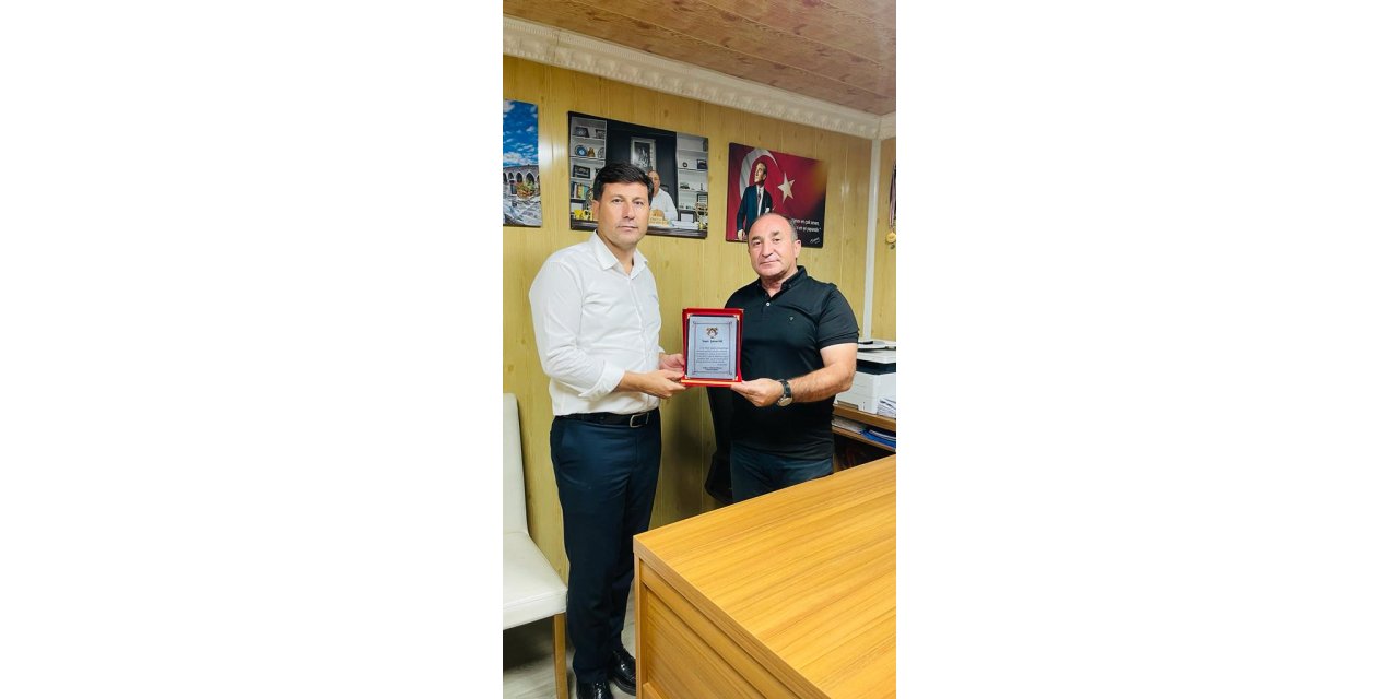 Dağkapı Muhtarından Milli Eğitim Müdürü Şahan İke’ye plaket