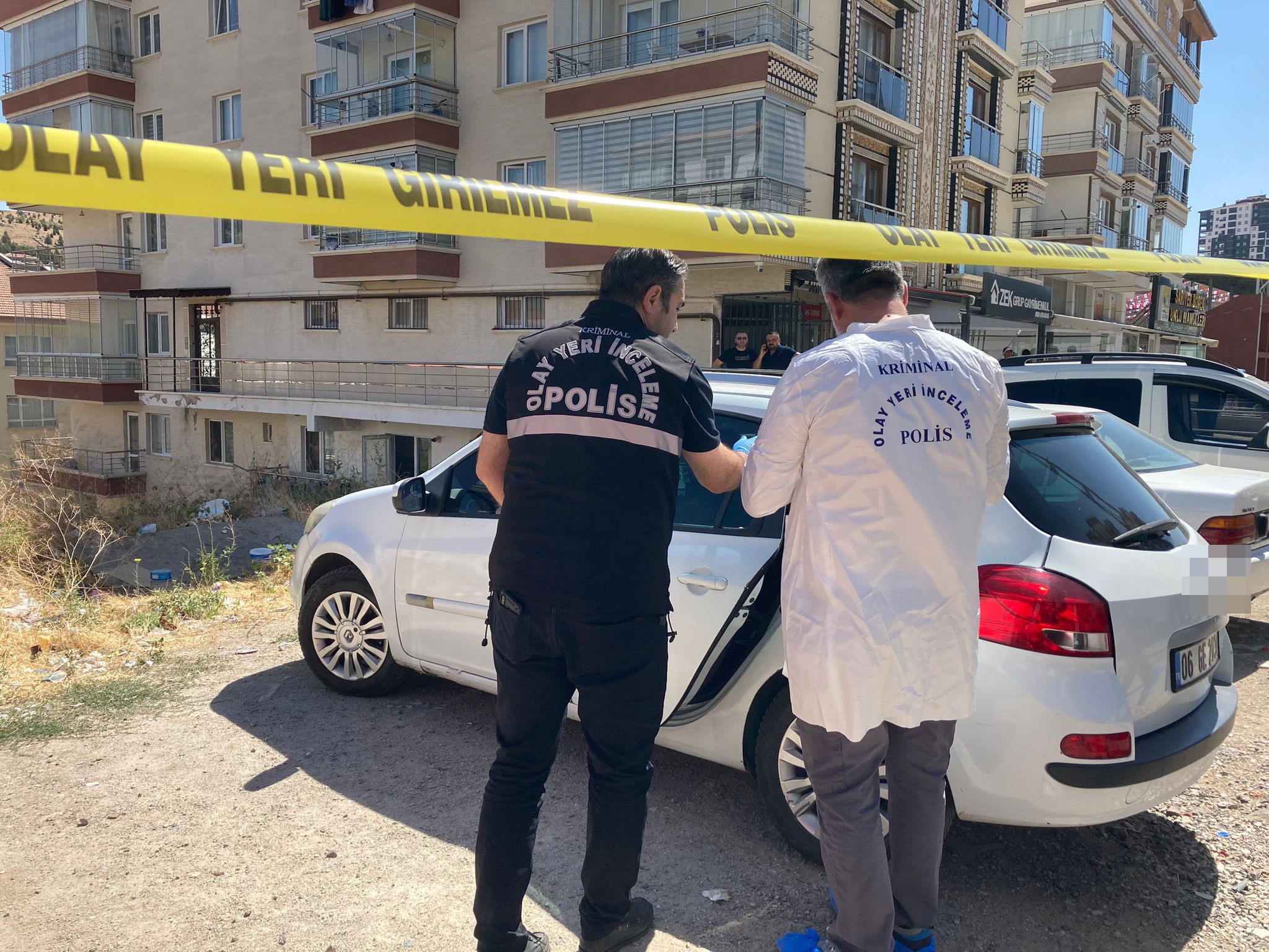 Eşini silahla öldüren şahıs ardından intihar etti