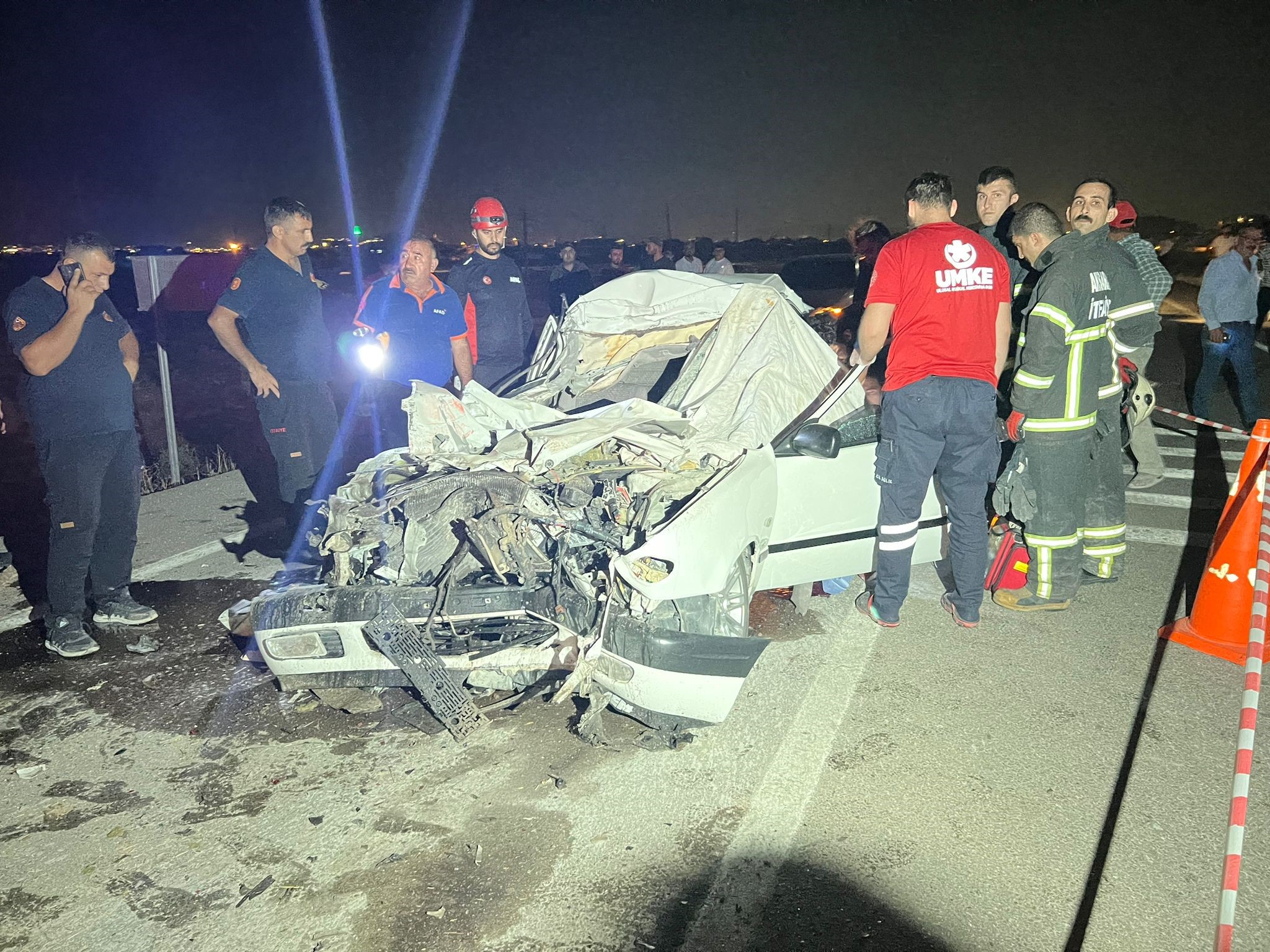 Otomobil kamyonetle çarpıştı: 1 ölü, 2 ağır yaralı