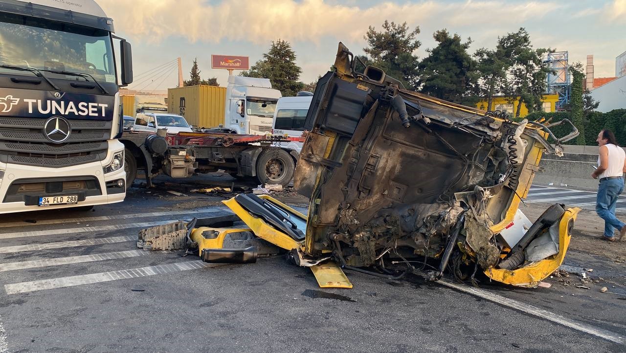 Tırın kupası koptu: 1'i ağır 2 yaralı