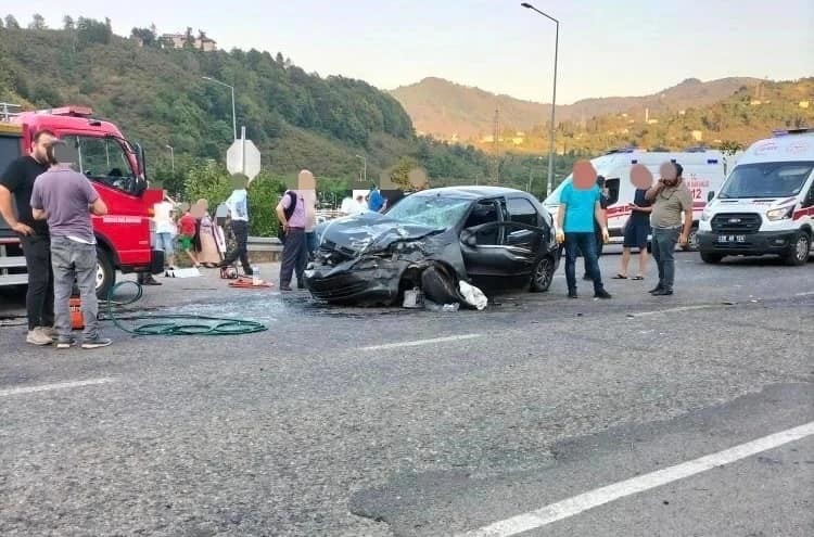 Minibüs ile otomobil kafa kafaya çarpıştı: 1 ölü, 2 yaralı