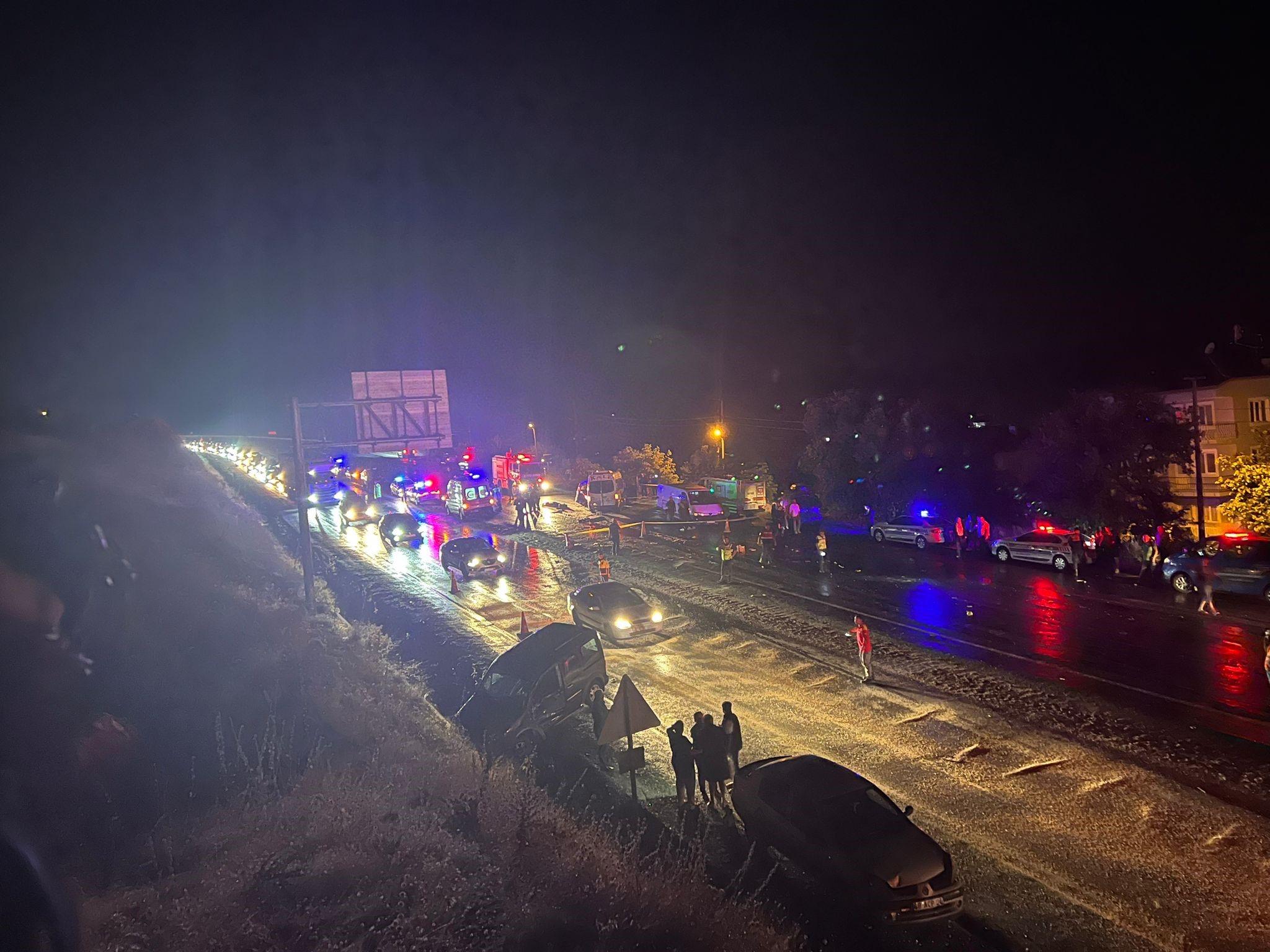 Otobüs, minibüs ve çok sayıda araç zincirleme kazaya karıştı: 3 ölü, 50 yaralı