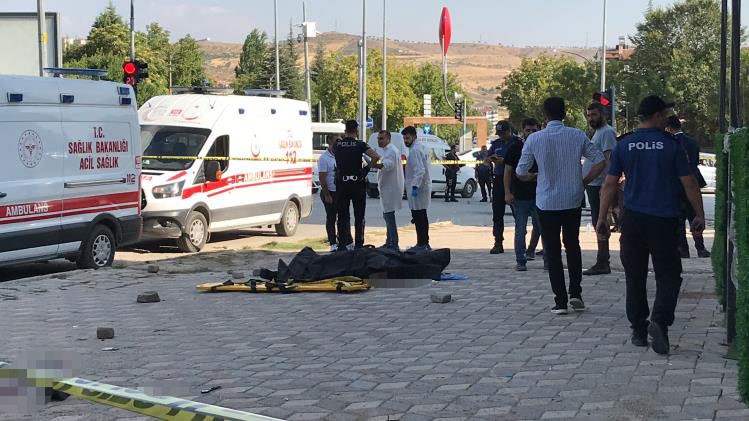 Silahla Yaraladıkları kişiyi Ambulansın içinde öldürdüler
