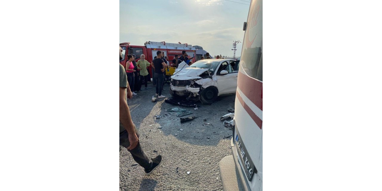 İşçi servisi ile otomobil çarpıştı: 15 yaralı