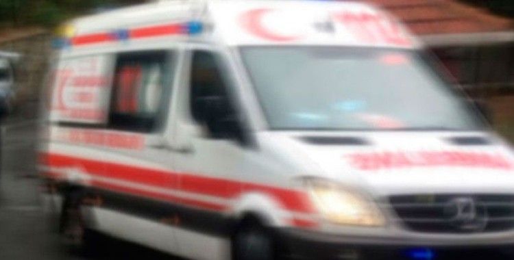 D100'de otomobil bariyerlere çarptı: 1 ölü, 5 yaralı