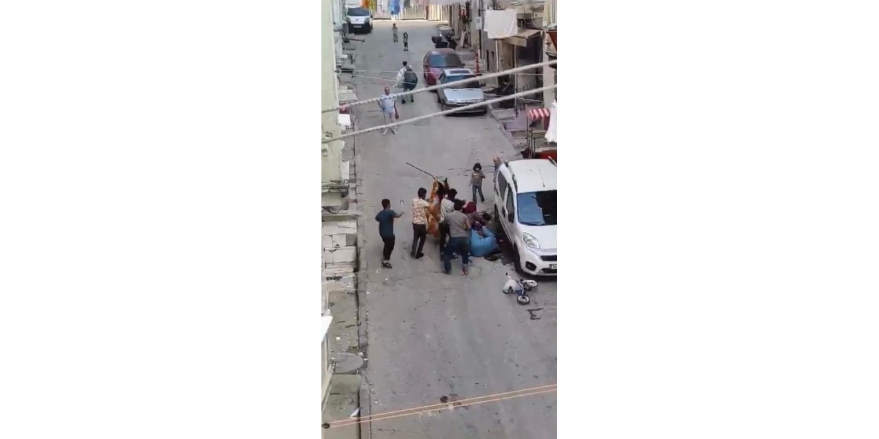Satırlı ve sopalı meydan kavgası kamerada: Kadını yerde sürükleyip dövdüler