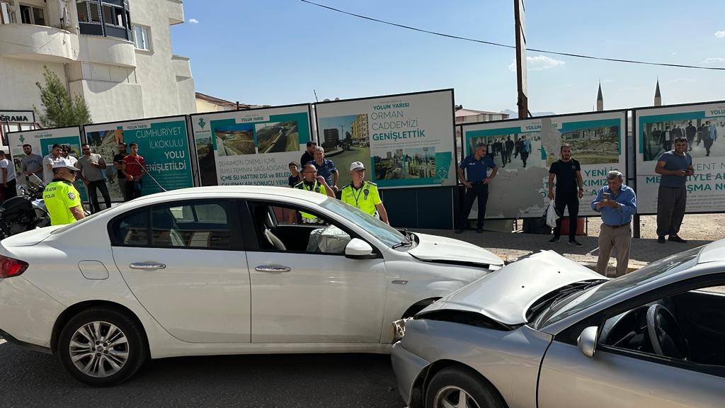 CİZRE CADDESİNDE TRAFİK KAZASI: 3 YARALI