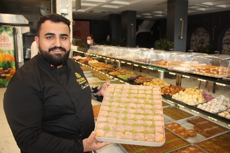 DİYARBAKIR'DA SOKAĞA ÇIKMA KISITLAMASINDAN MUAF OLAN TATLICILARIN RAMAZAN MESAİSİ