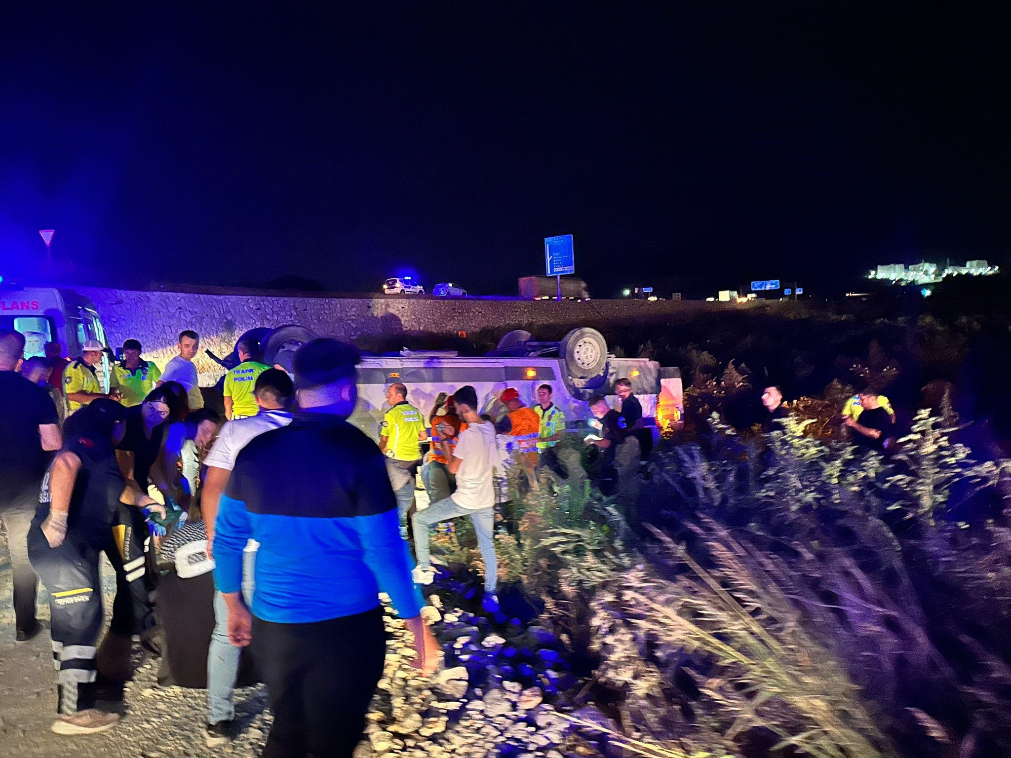 İşçi servisi tarlaya uçtu: 12 yaralı