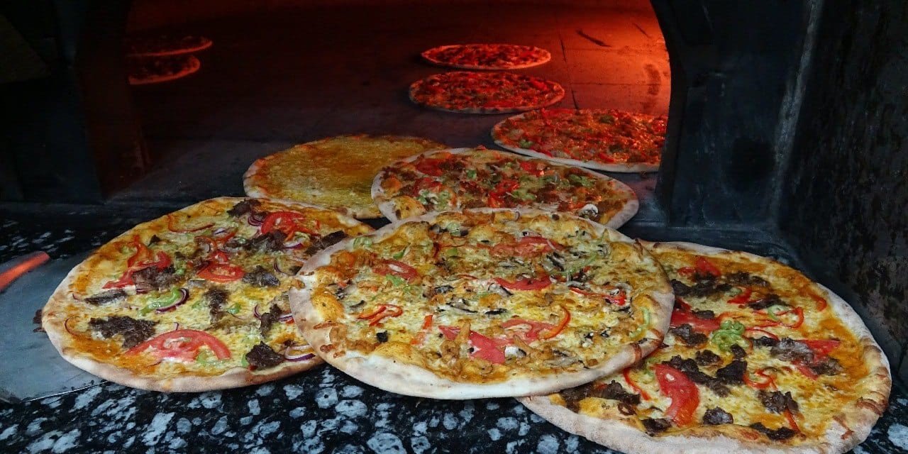 Bildiğiniz bütün Pizzaların tadını unutturan Pizza bu köyde yapılıyor