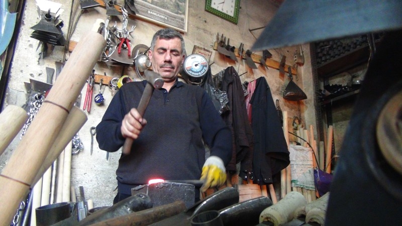 Şanlıurfa'da 30 yıldır 70 derecelik sıcaklıkta demir döverek çalışıyor
