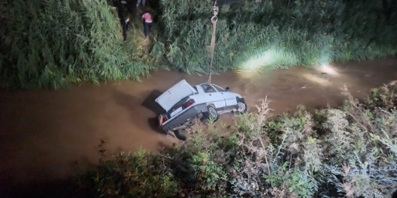 Su Kanalına devrilen otomobildeki 4 kişiden 3'ü öldü