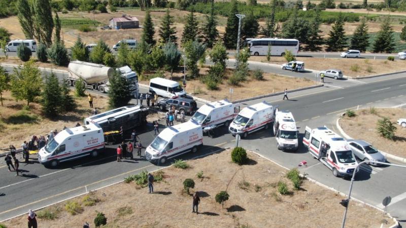 Tur minibüsü otobüse çarptı: 18 yaralı
