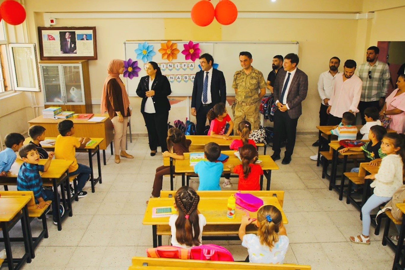 Cizre'de öğrencilere kırtasiye ve çanta yardımı