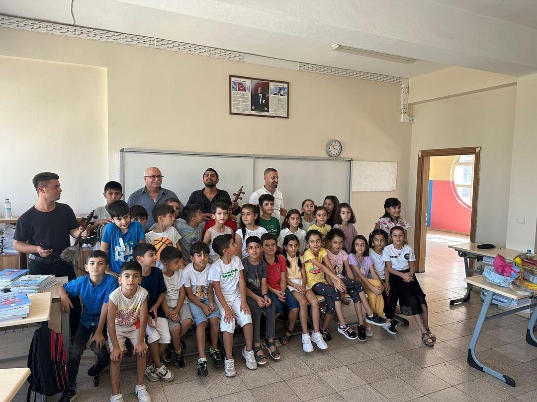 Öğrenciler Kemençe eşliğinde  eğitime başladı