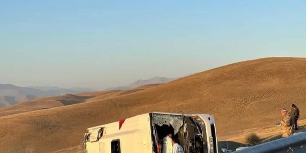 Düzensiz göçmenleri taşıyan midibüs kaza yaptı: 5 ölü, 21 yaralı