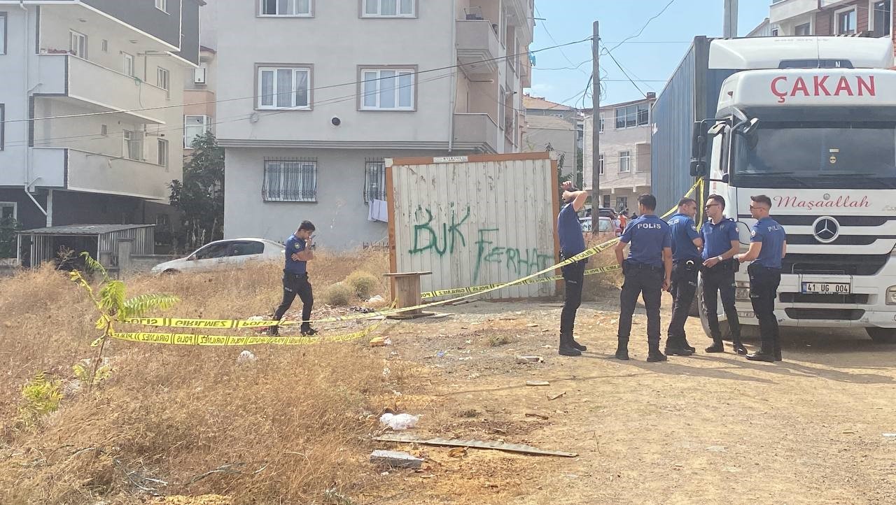 23 Yıllık Eşini Bıçakla Öldürdü