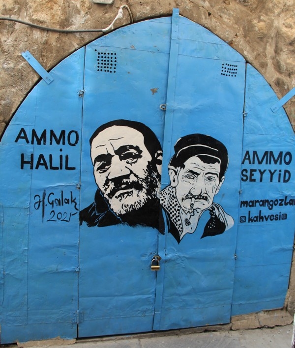 Mardin’de Marangozlar, Tanınmış Kişilerin Resimlerini Dükkan Kapılarına Çiziyor