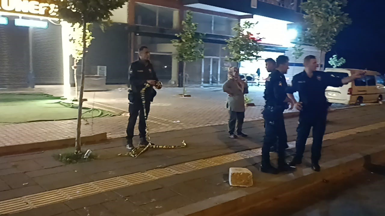 Yan bakma kavgası Silahlı Kavgaya dönüştü: 1'i ağır 2 yaralı