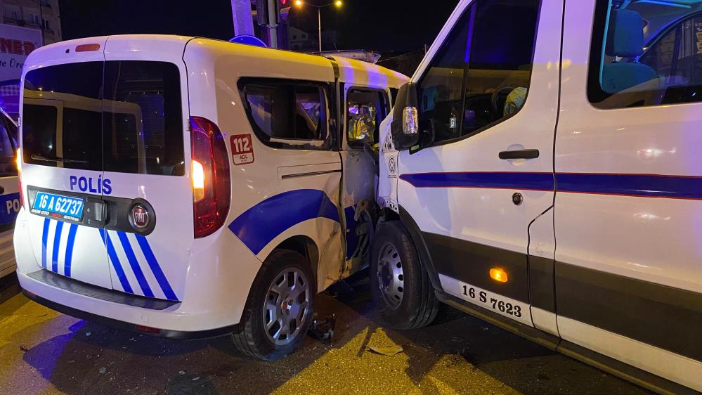 2 araç aynı anda polis aracına çarptı: 3'ü polis 6 kişi yaralandı