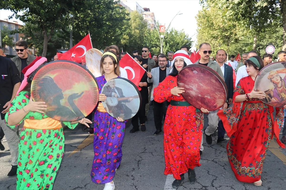 Batman'da renkli festival yürüyüşü