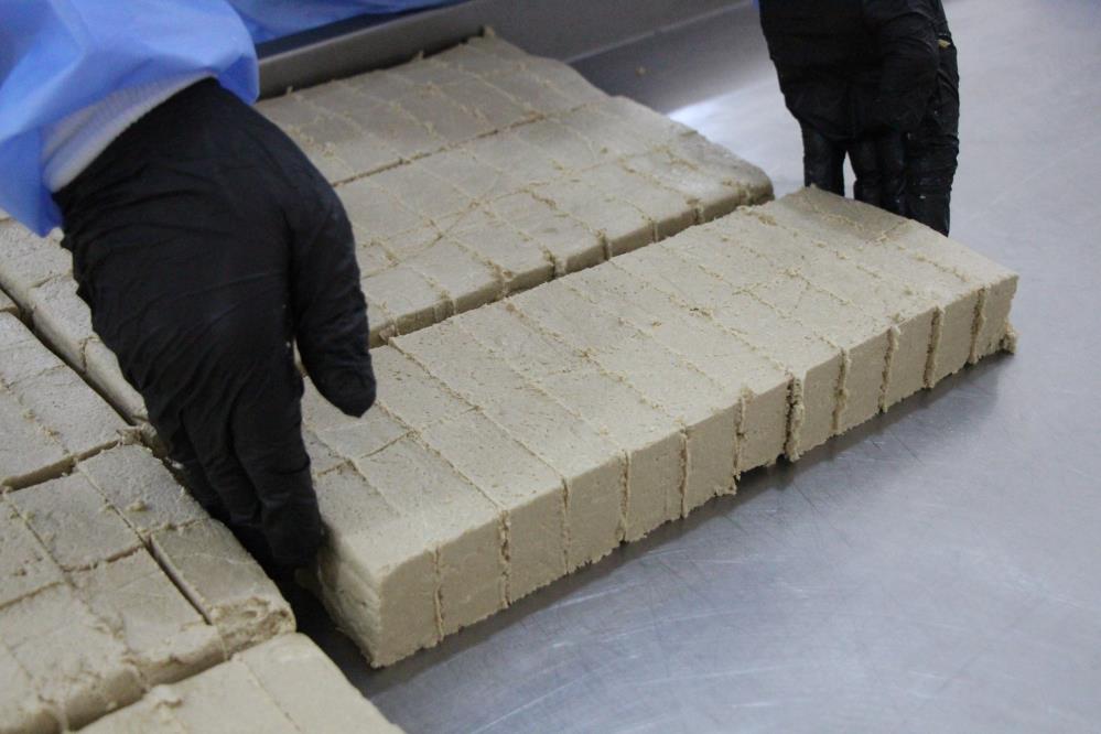 Liseli öğrencilerden ekmekten sonra tahin helvası üretimi