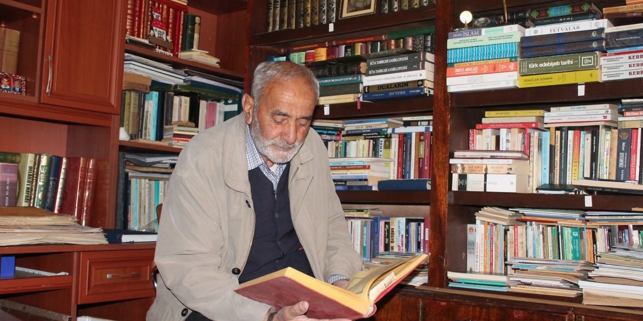 Emekli öğretmenin  64 yıl önce başlayan kitap aşkı
