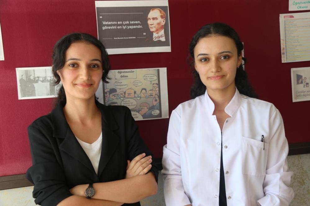 İkiz kardeşleri öğrenciyken öğretmenleri, öğretmenken öğrencileri karıştırıyor