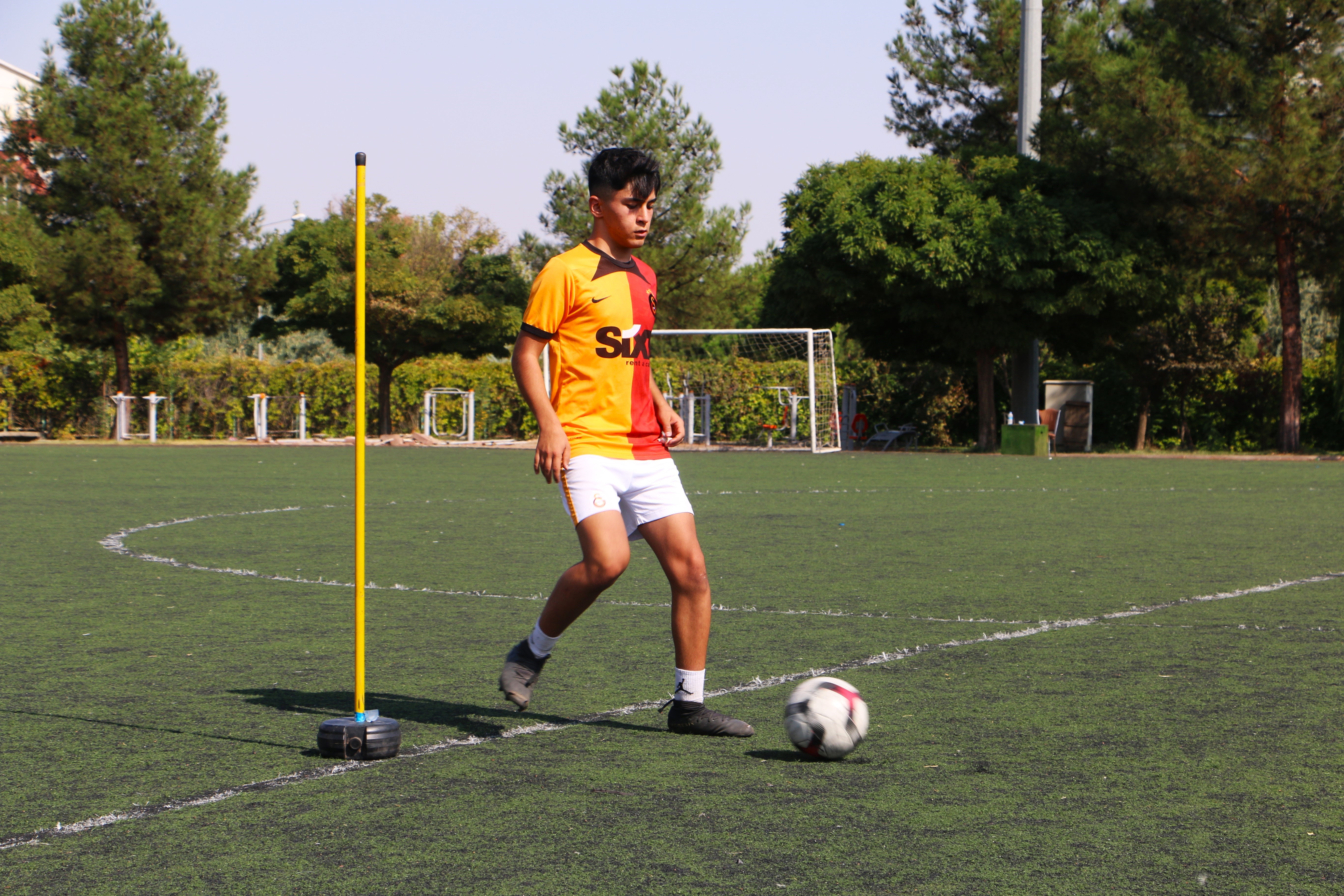 Genç futbolcu, futbol aşkıyla kanseri yendi