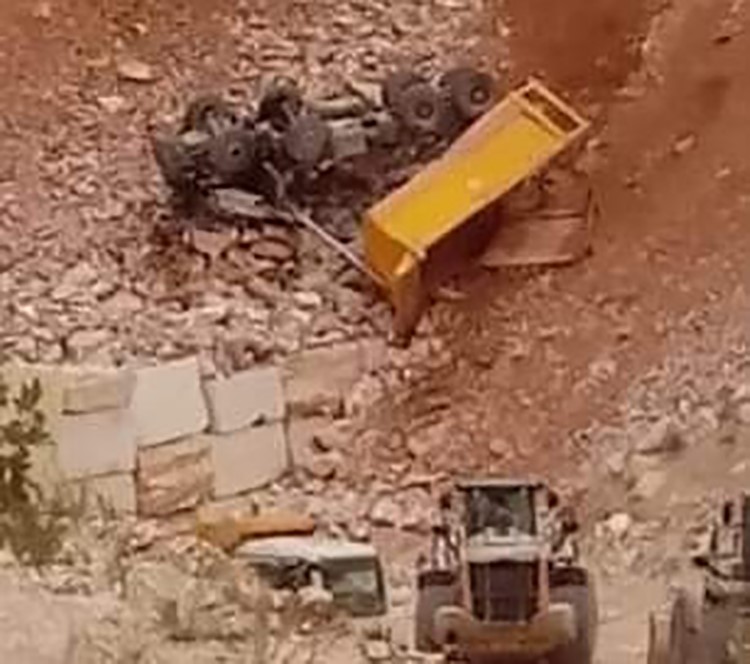 Moloz döken kamyon devrildi: 2 kişi öldü