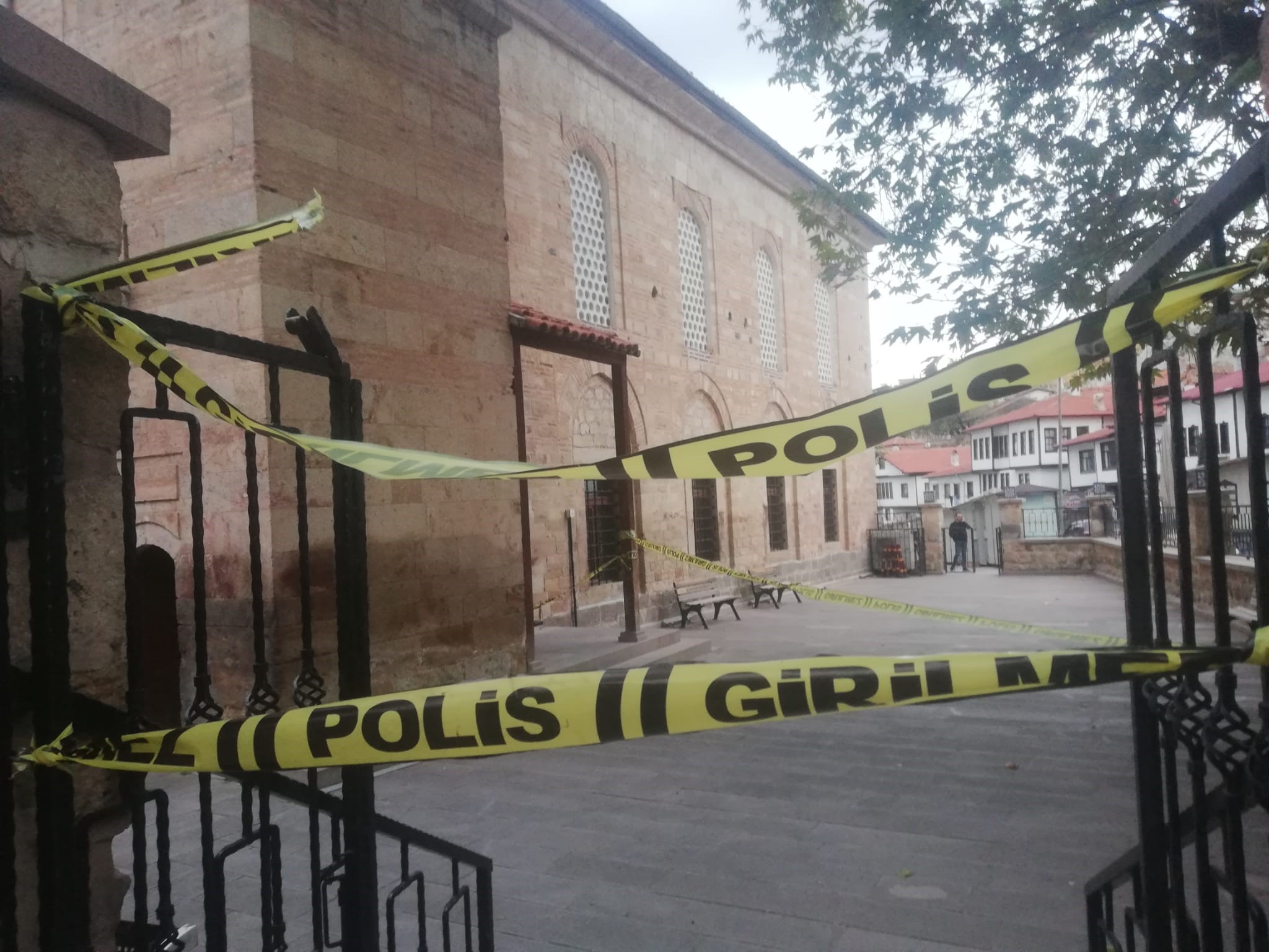 Cami avlusunda bıçaklı saldırı: 1 ağır yaralı