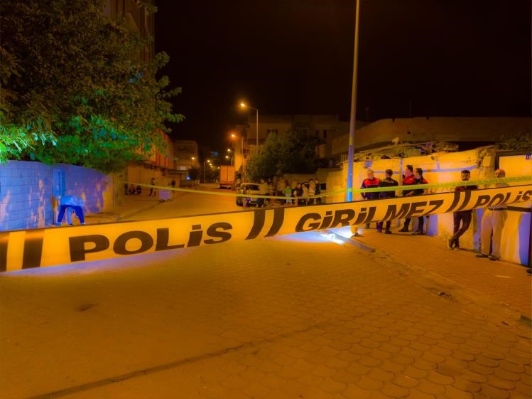 Uzaklaştırma kararı bulunan koca,eşini öldürdü!