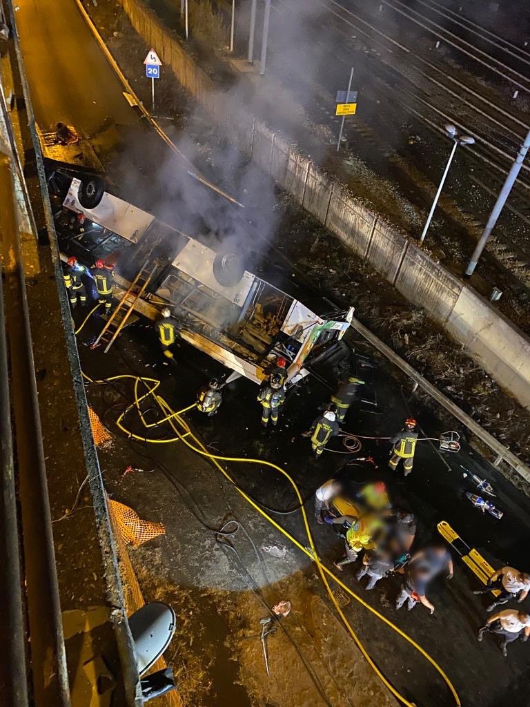 Otobüs üst geçitten düştü:20 ölü
